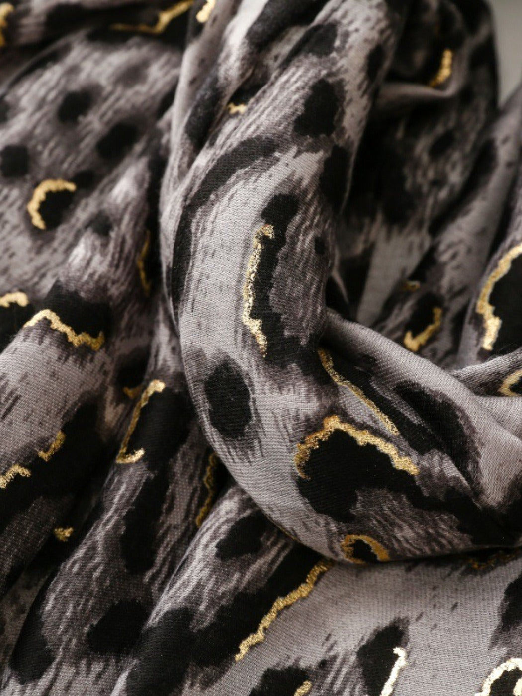 Scarvii - Classic Winter Scarf with Leopard Print