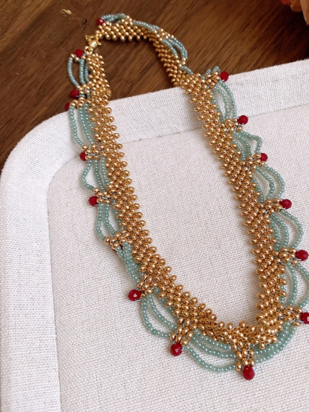 Bauai - Glass Bead Necklace with Court Style