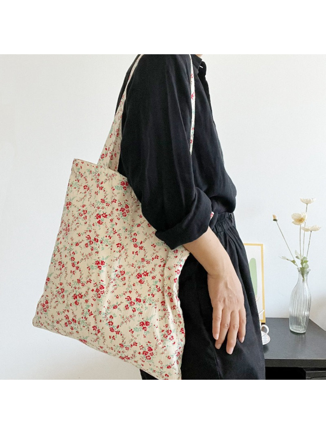 Cosbai vintage ditsy flower tote bag displayed on wooden surface