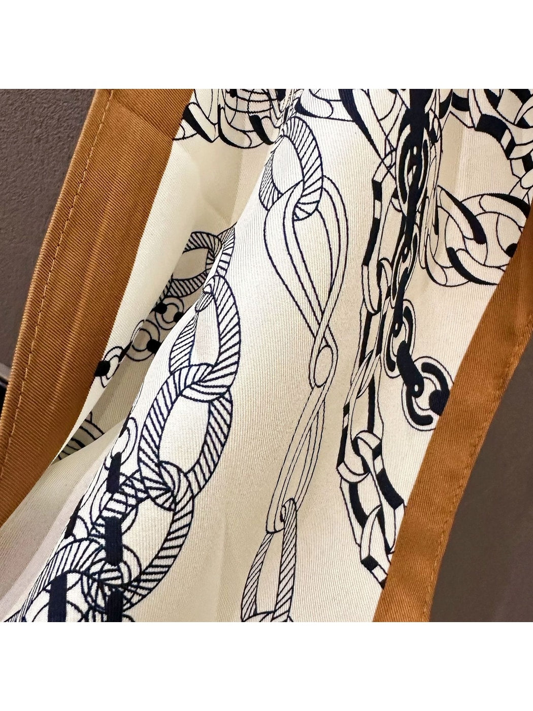 Scarvii - Chain Print Contrast Border Triangle Bandana