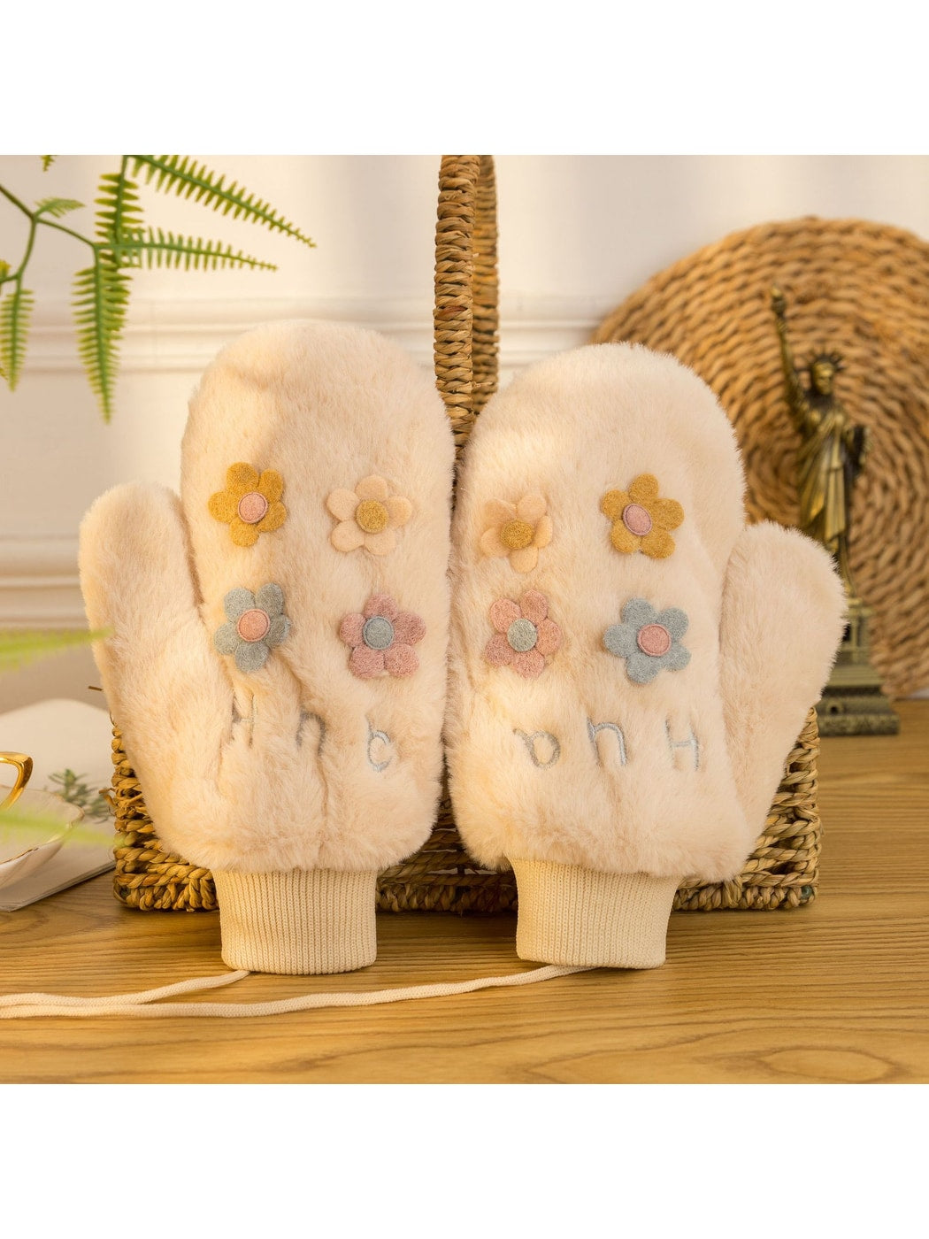 Gloving - Floral Accent Plush Winter Mittens