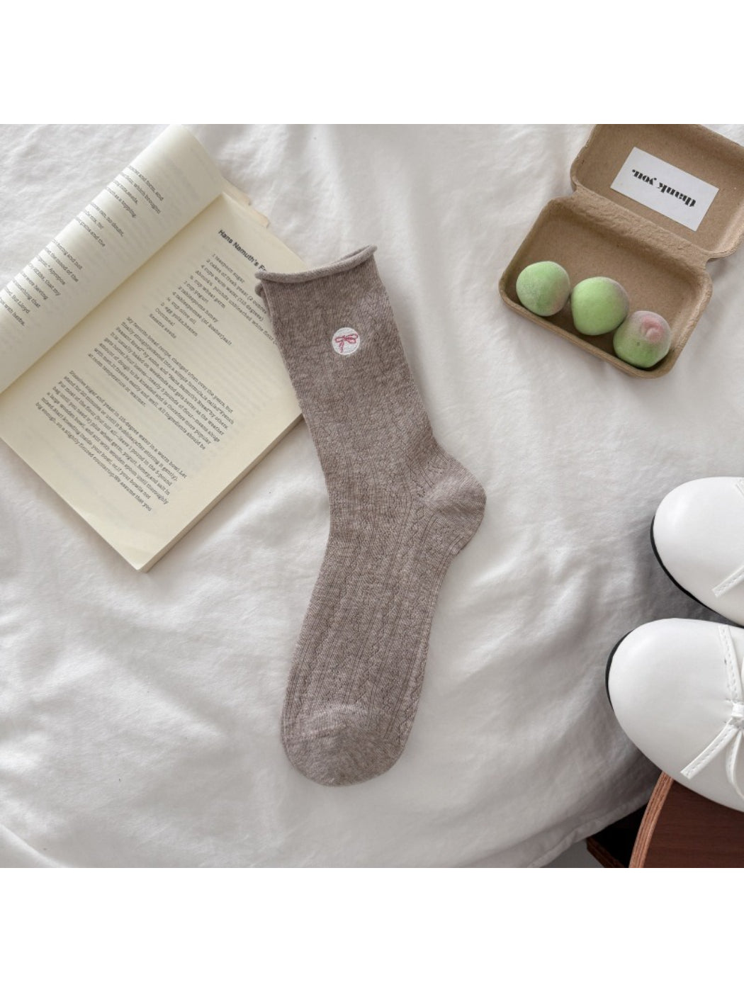 Close-up of bow detail on Rufia casual knit sock in soft beige tone