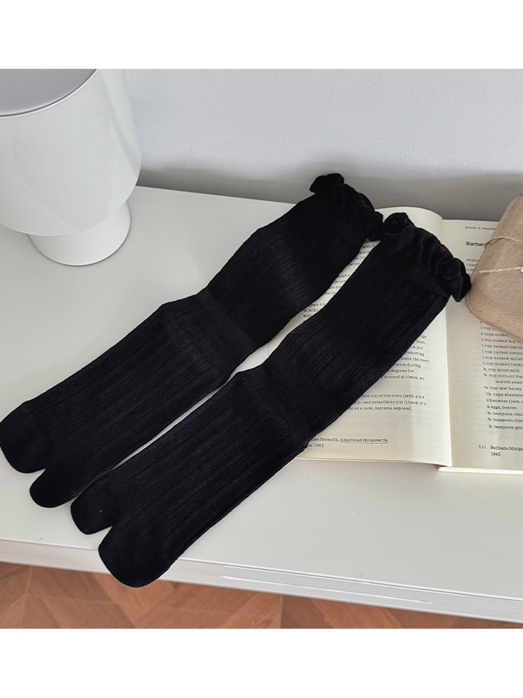 Rufia - Solid Color Split Toe Socks