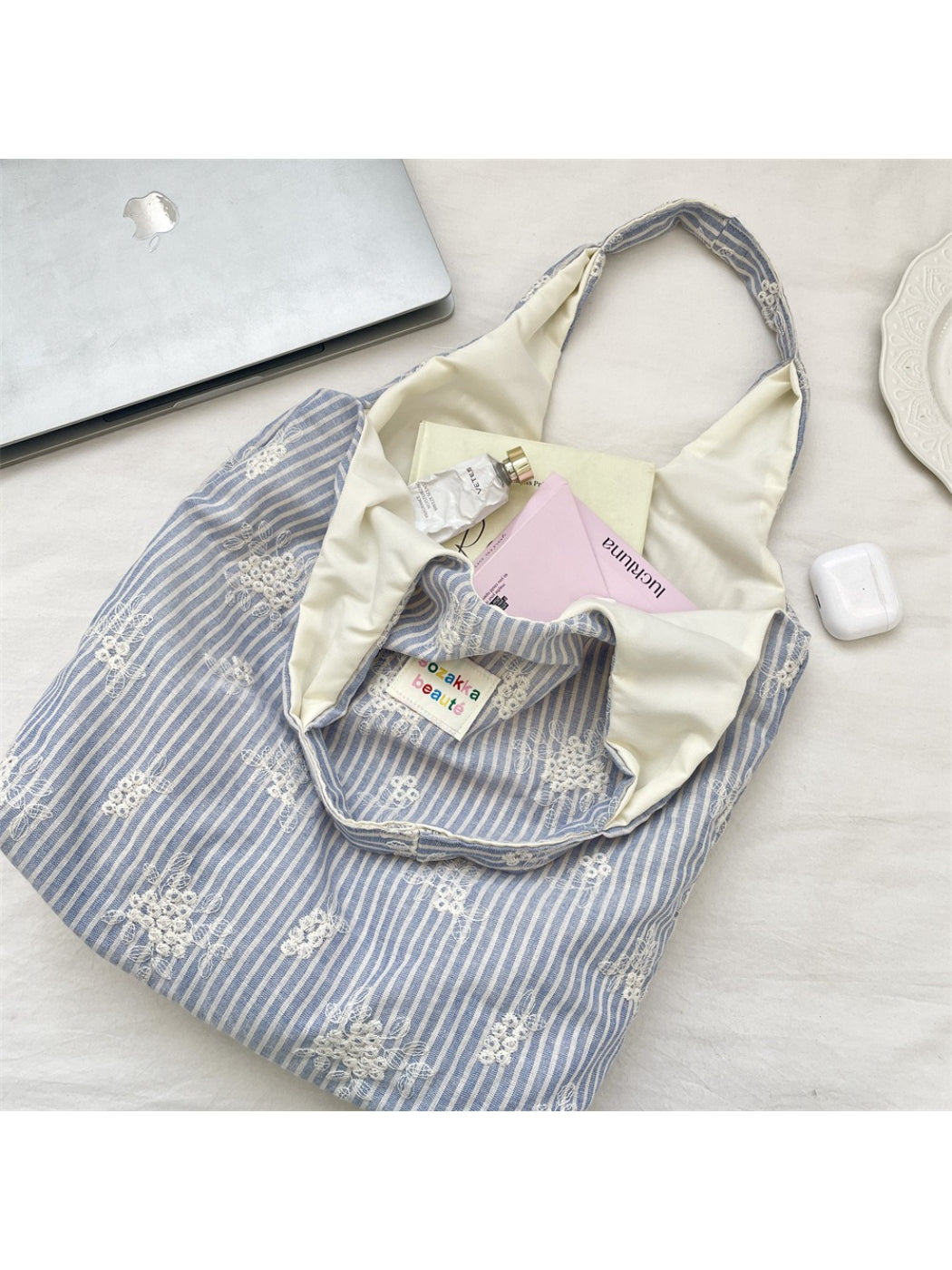 Cosbai tote bag carried by model wearing casual outfit outdoors