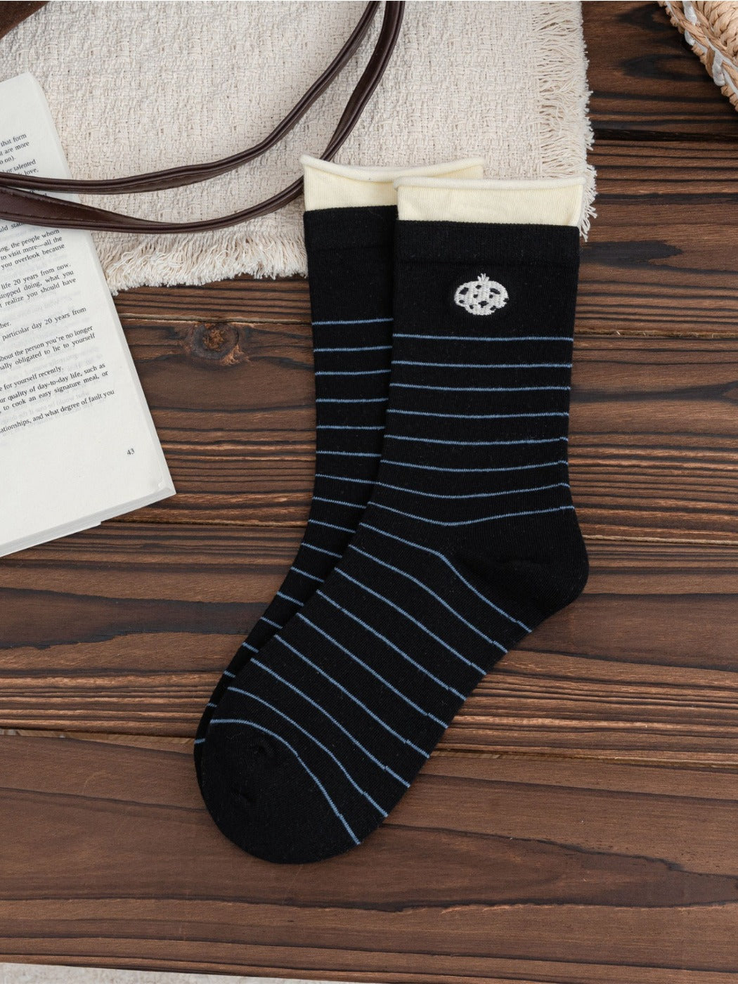 Rufia – Mid-Calf Color Block Cartoon Socks