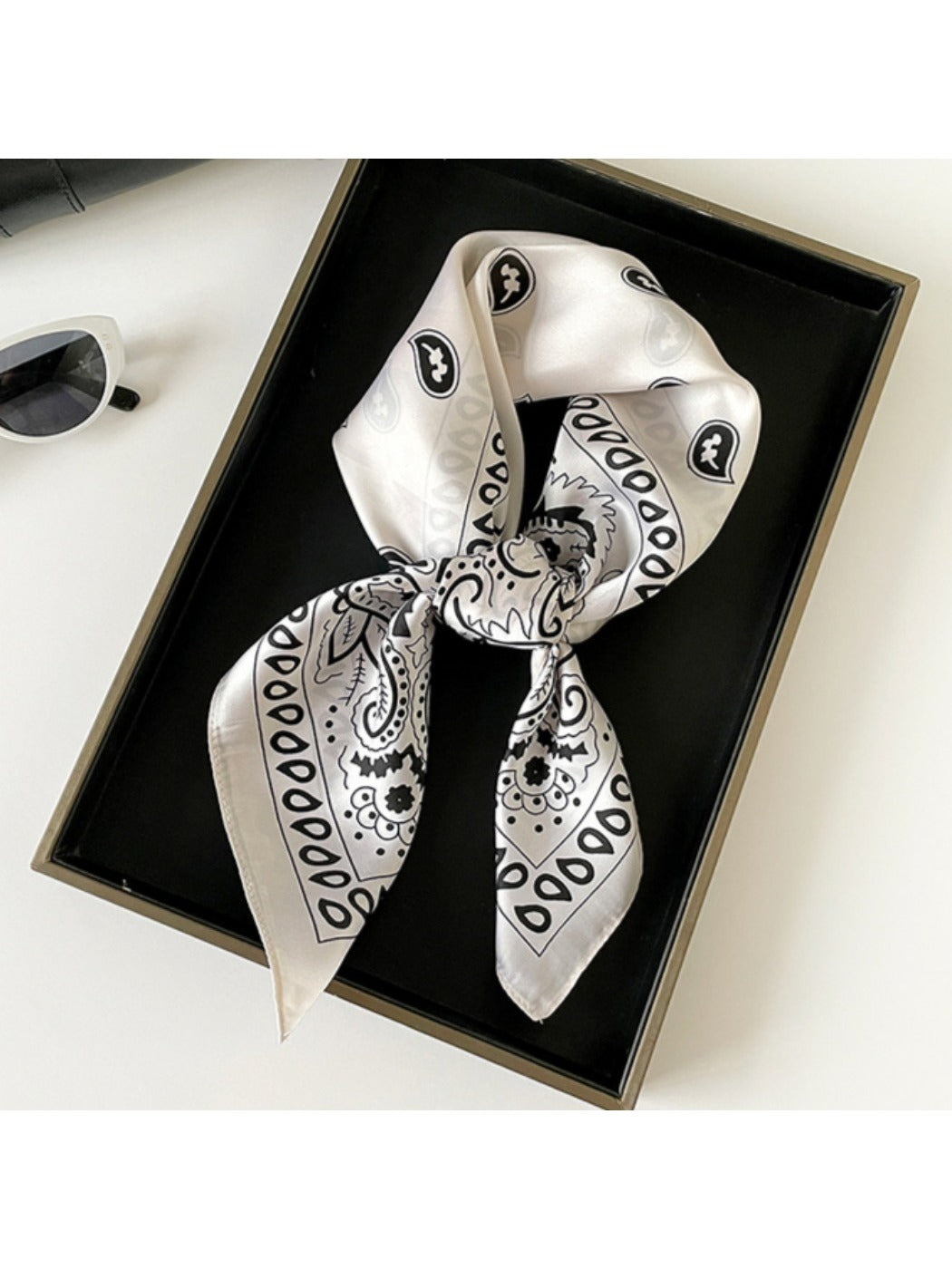 Scarvii - Vintage Paisley Scarf - A stylish and versatile scarf