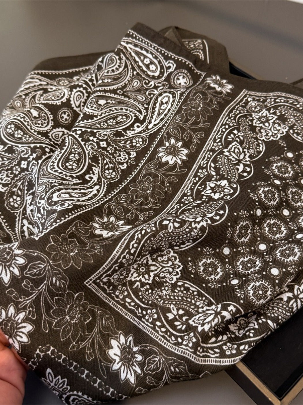 Scarvii - Paisley Print Square Scarf - Vintage & Boho