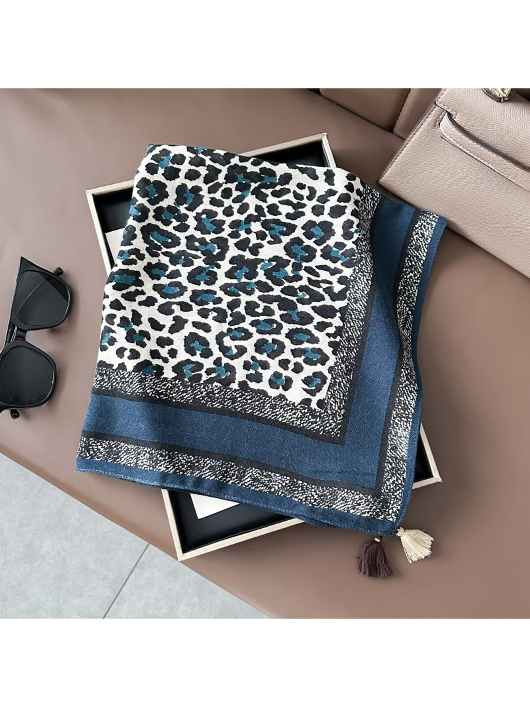 Scarvii - Classic Leopard Pattern Fashion Square Scarf