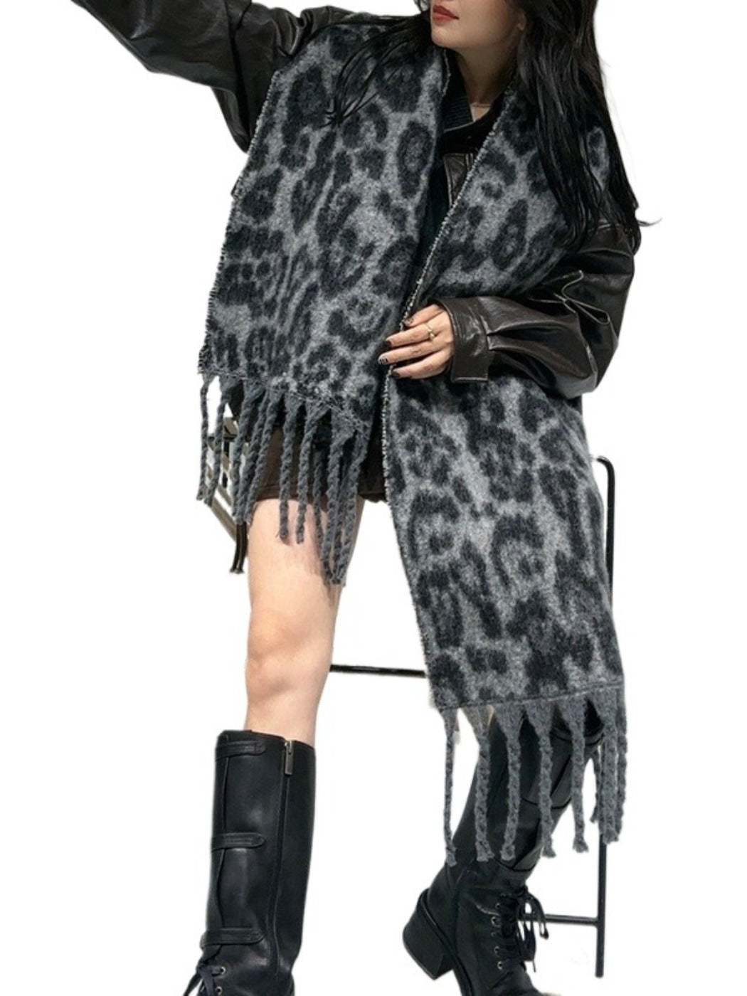 Scarvii - Vintage Warm Scarf with Leopard Print and Fringe