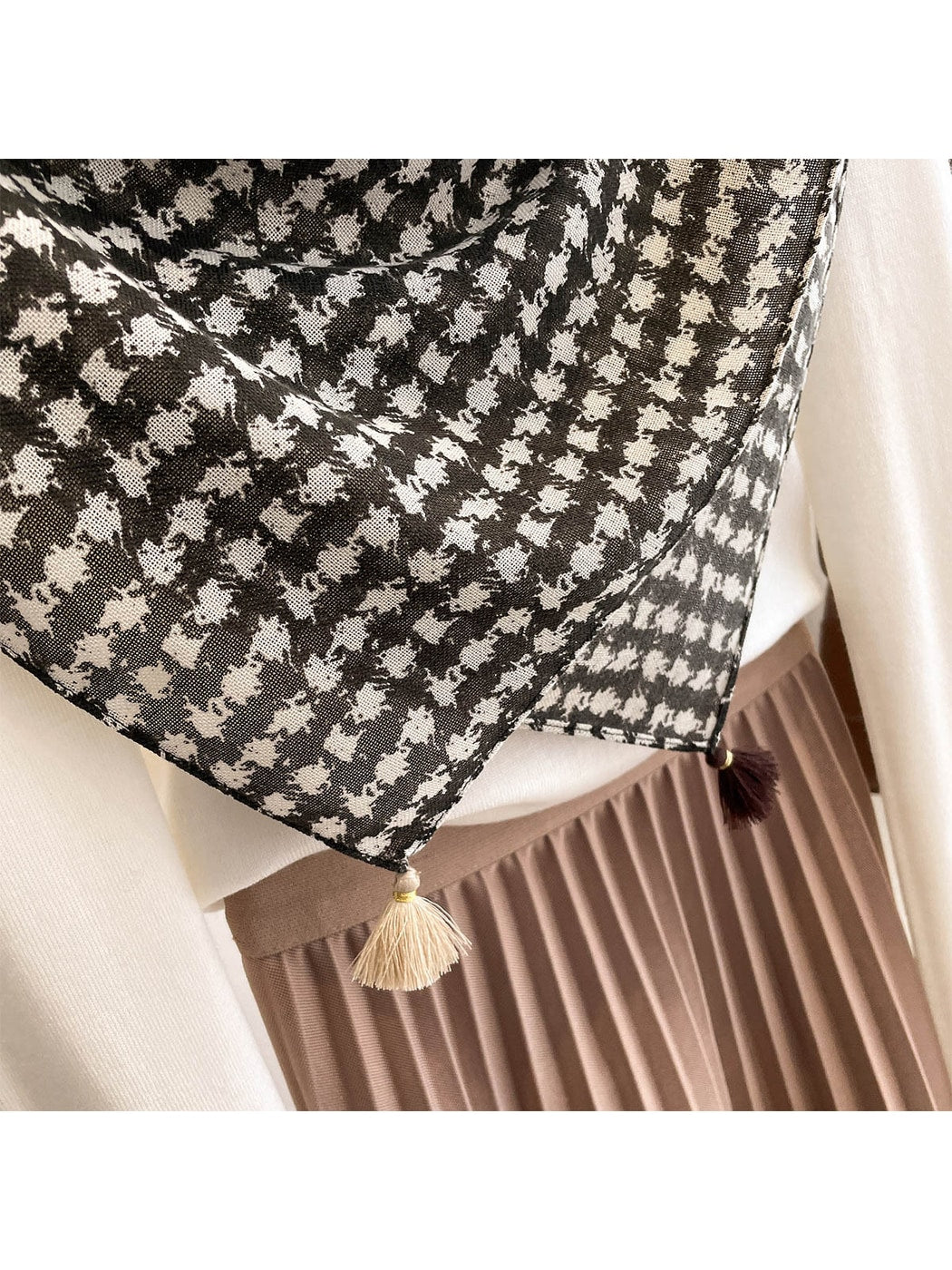 Scarvii - Minimal Retro Irregular Pattern Square Scarf
