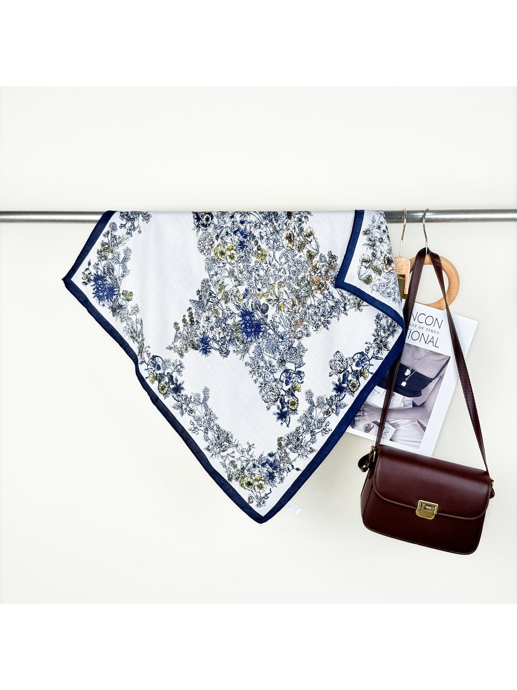 Scarvii - Retro Floral Star Print Square Scarf