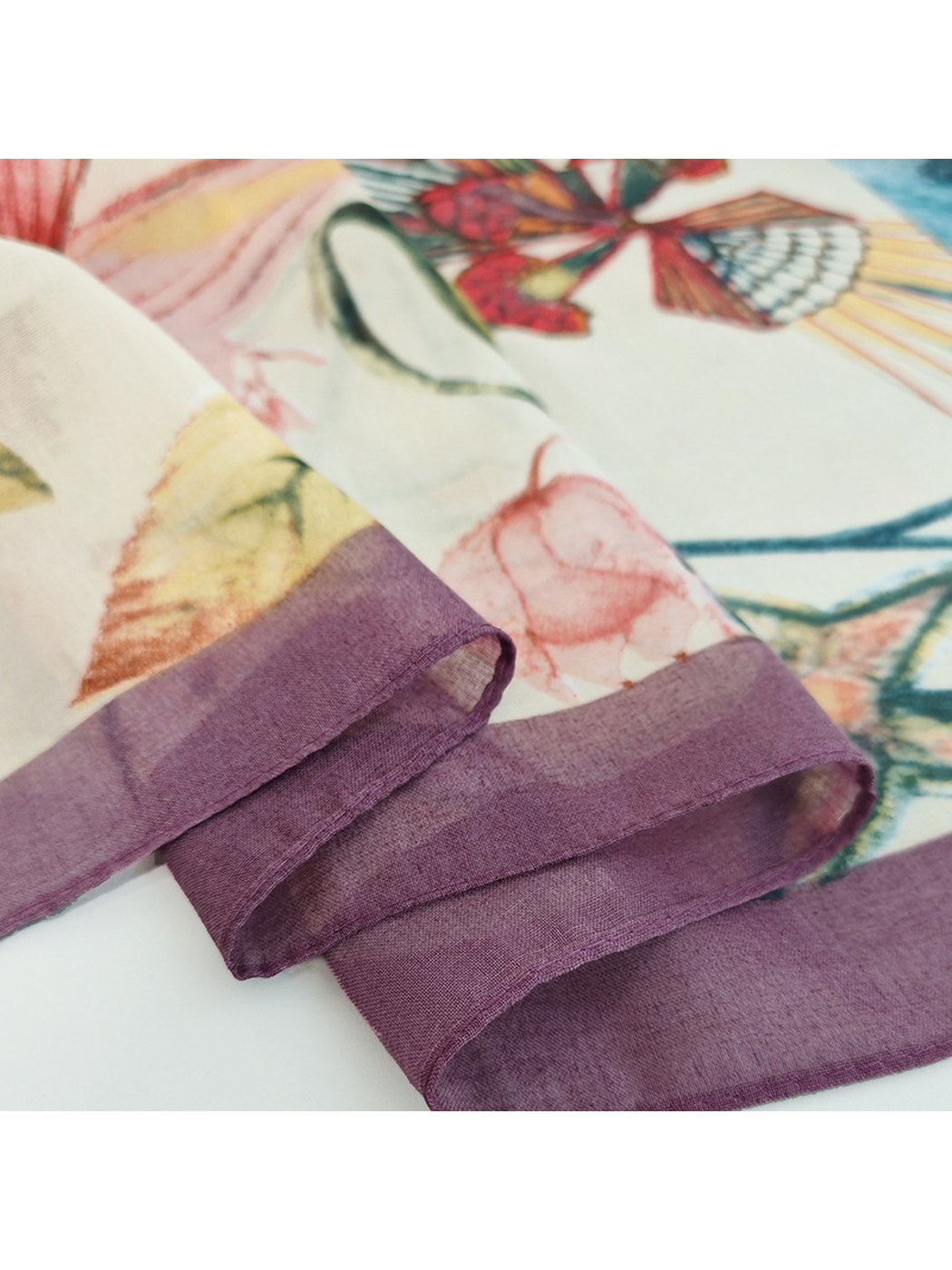 Close-up of the scarf's narrow purple border and finished edge