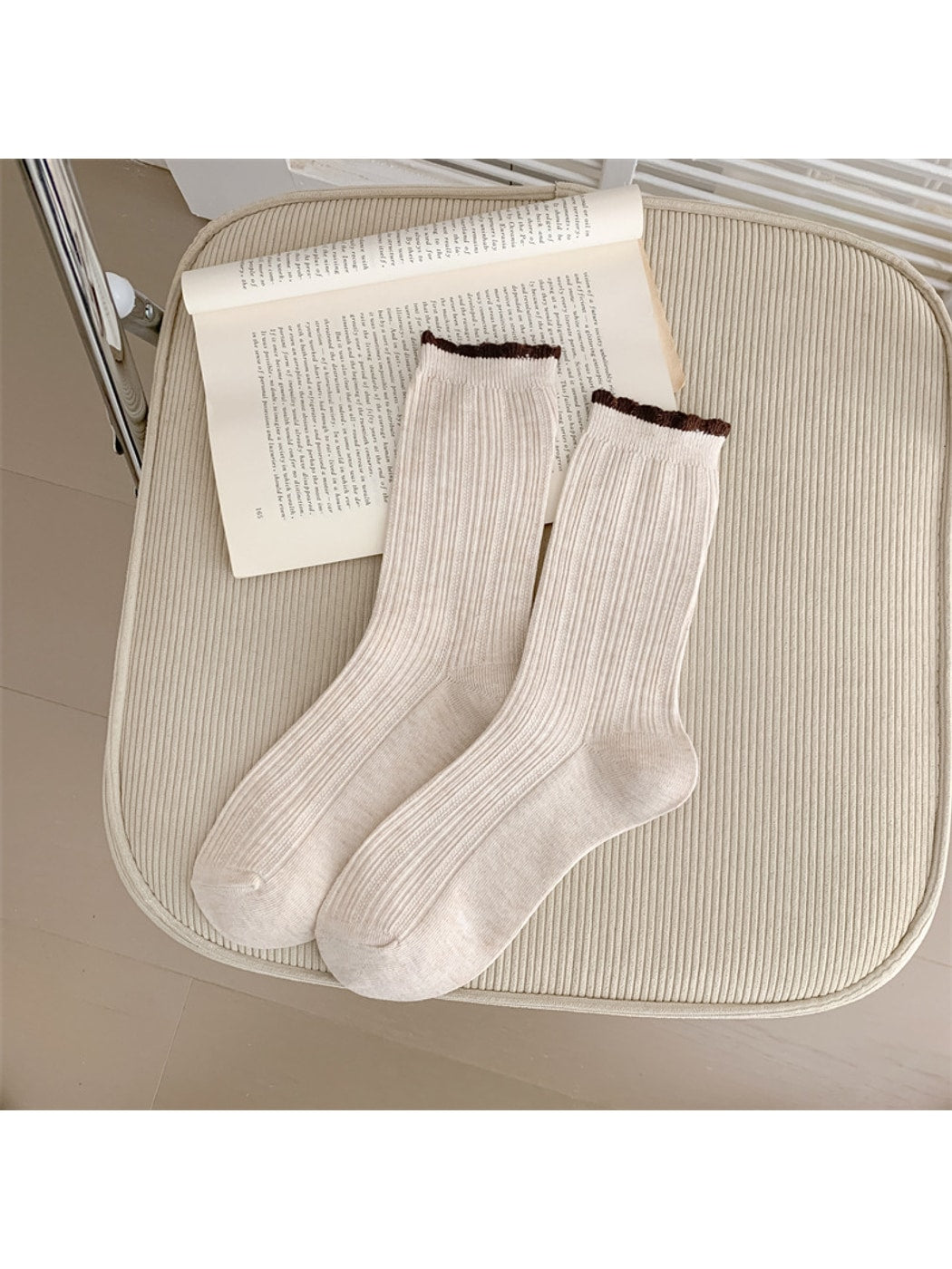 Rufia - Contrast Ruffle Trim Casual Crew Socks