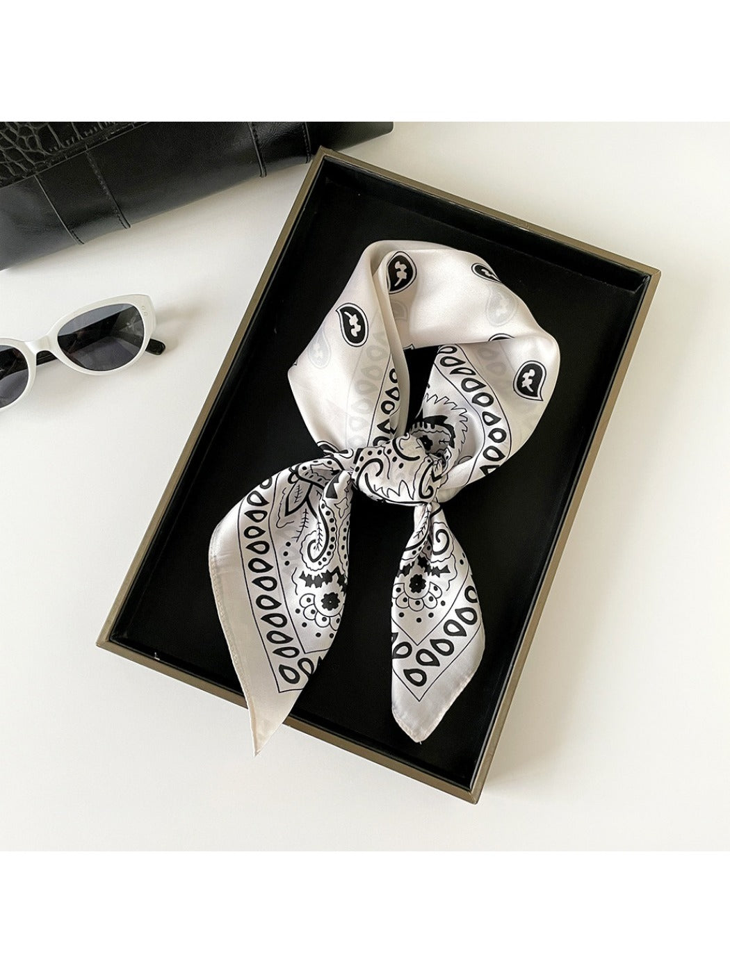 Scarvii - Vintage Paisley Scarf - A stylish and versatile scarf