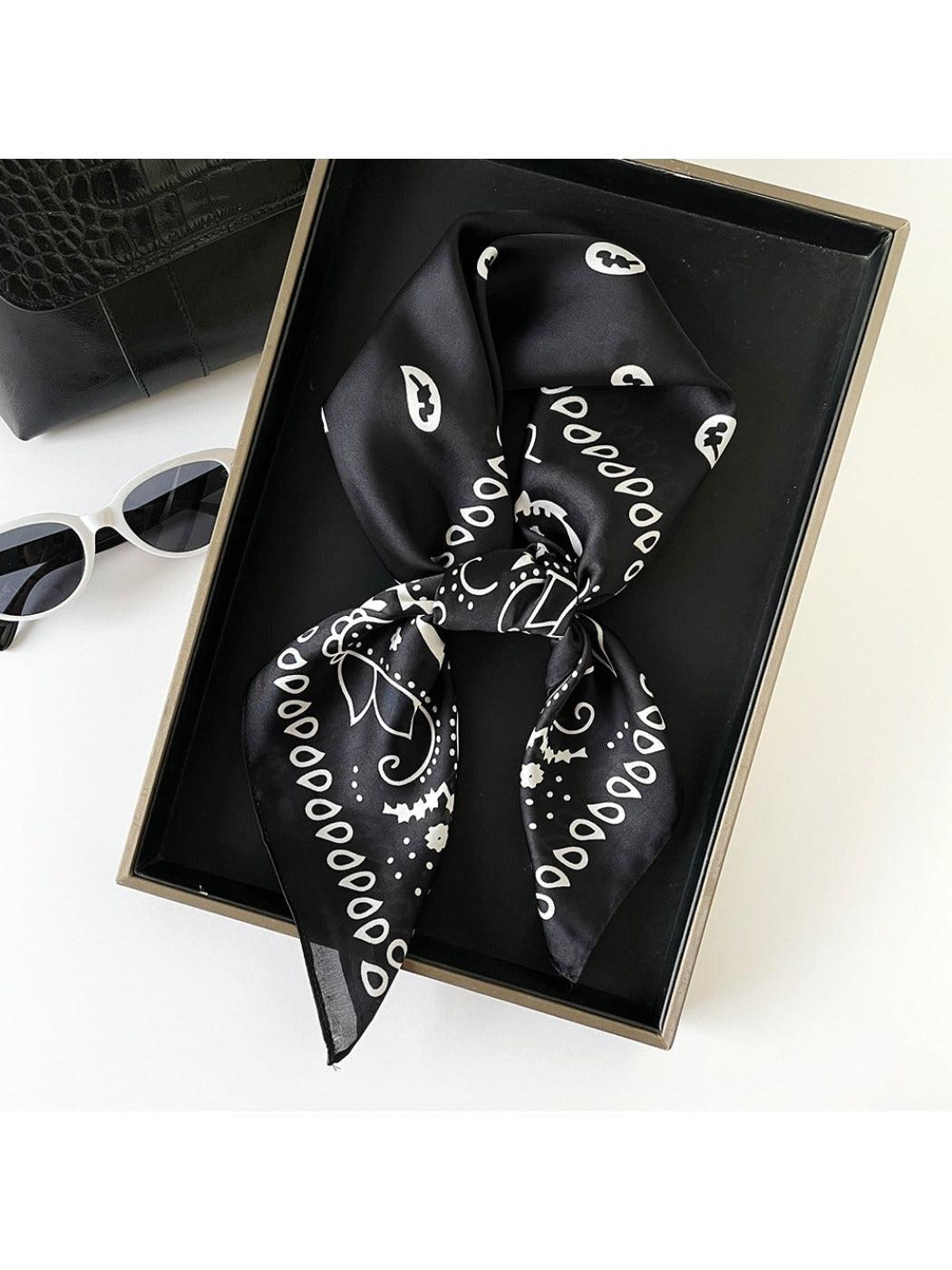 Scarvii - Vintage Paisley Scarf - A stylish and versatile scarf