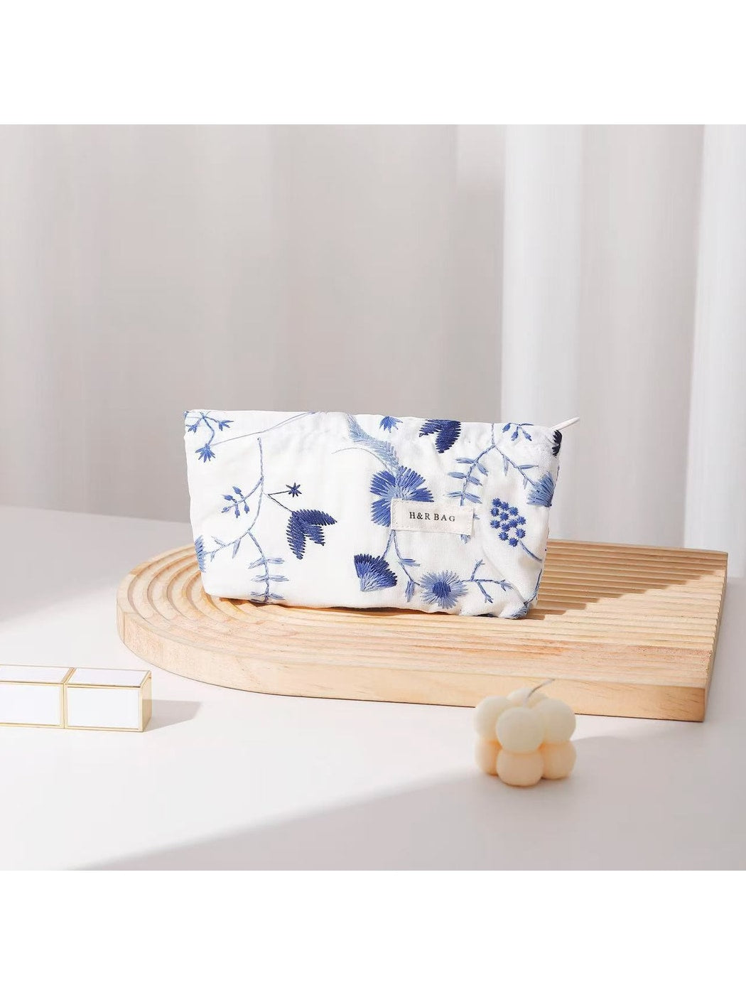 Cosbai - Floral Handheld Makeup and Storage Bag