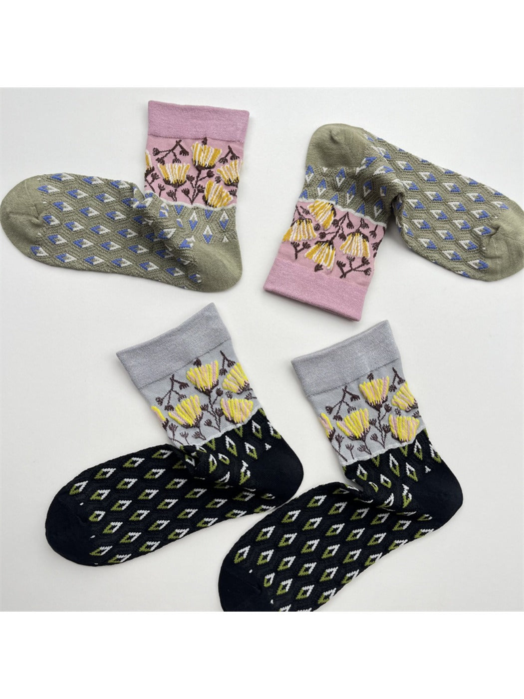 Rufia - Boho Diamond Pattern Mid-Crew Socks
