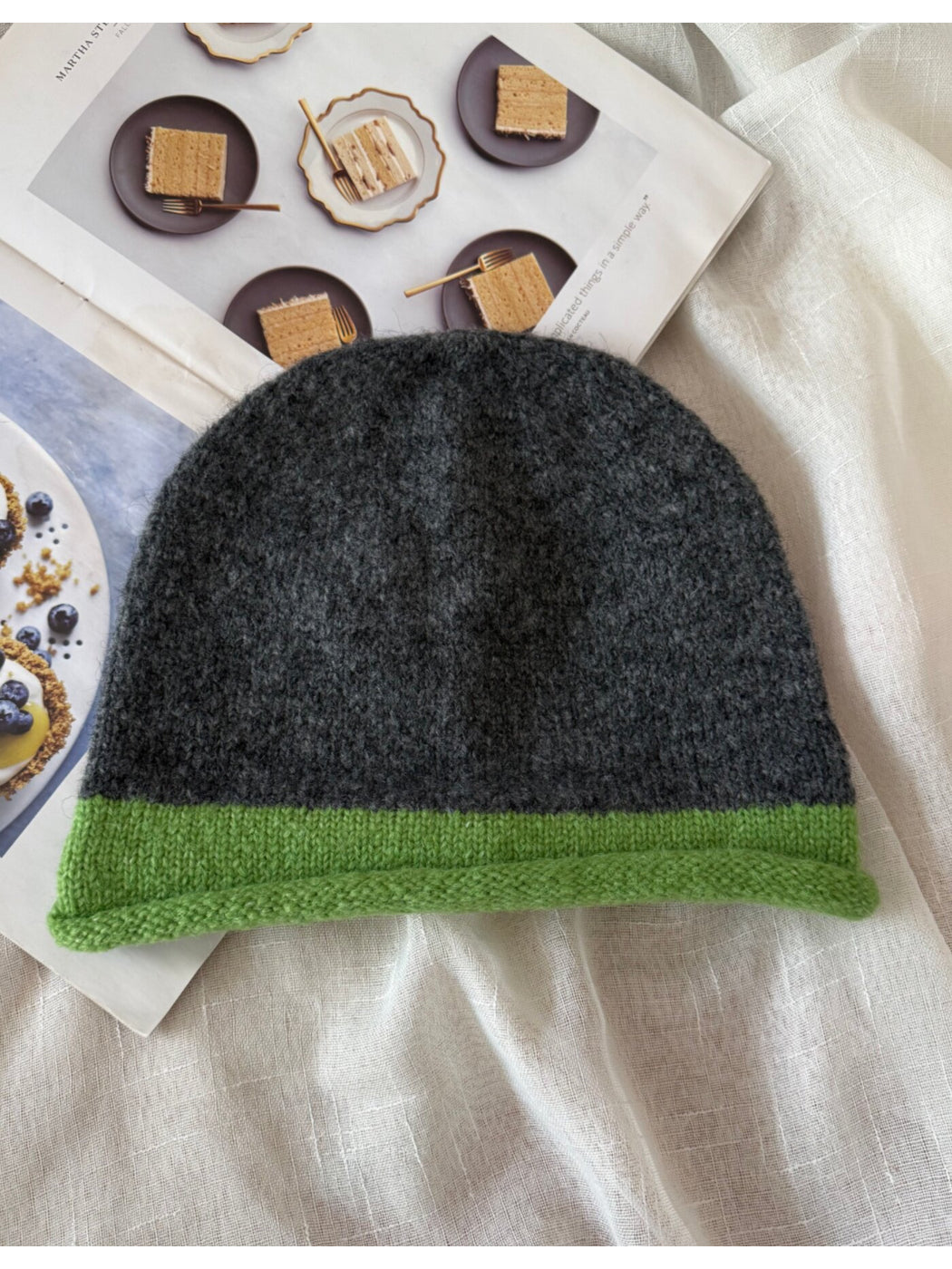 Haila - Contrast Trim Rolled Edge Knit Beanie