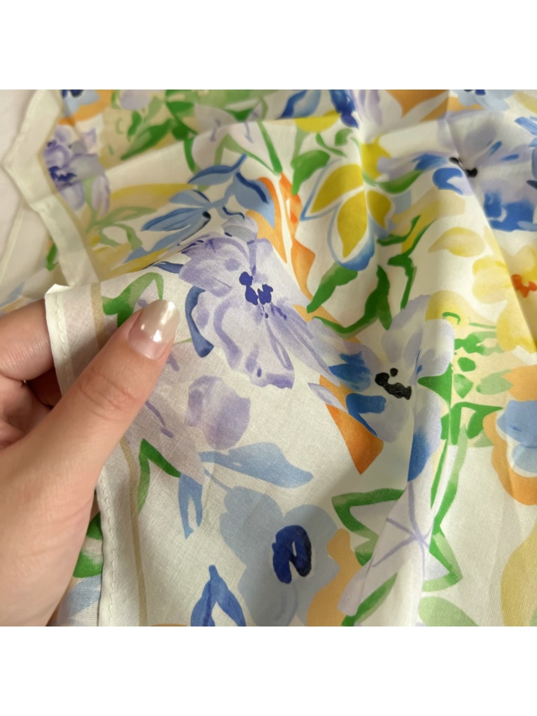 Scarvii - Lightweight Floral Print Diamond-shaped Scarf