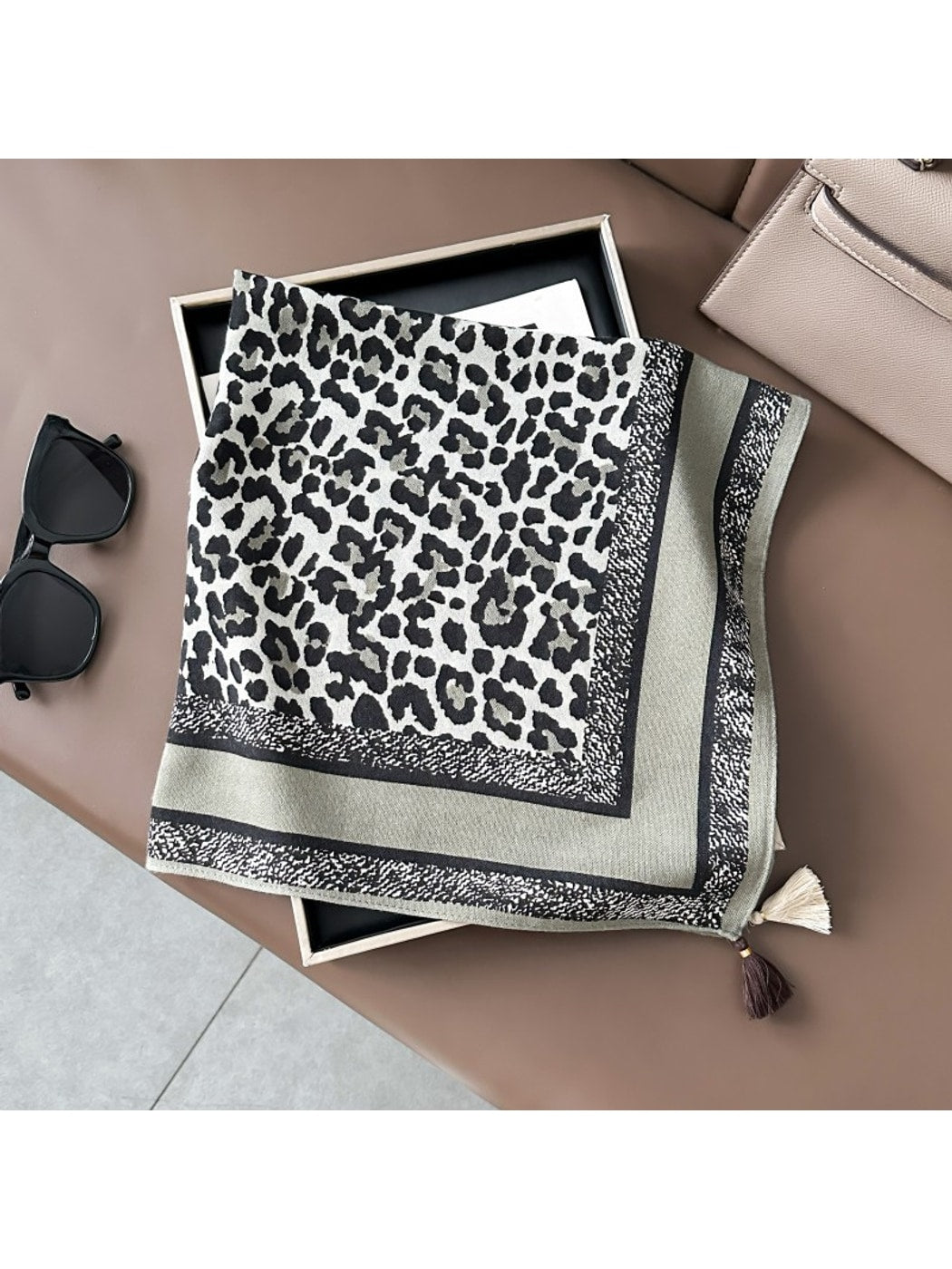 Scarvii - Classic Leopard Pattern Fashion Square Scarf