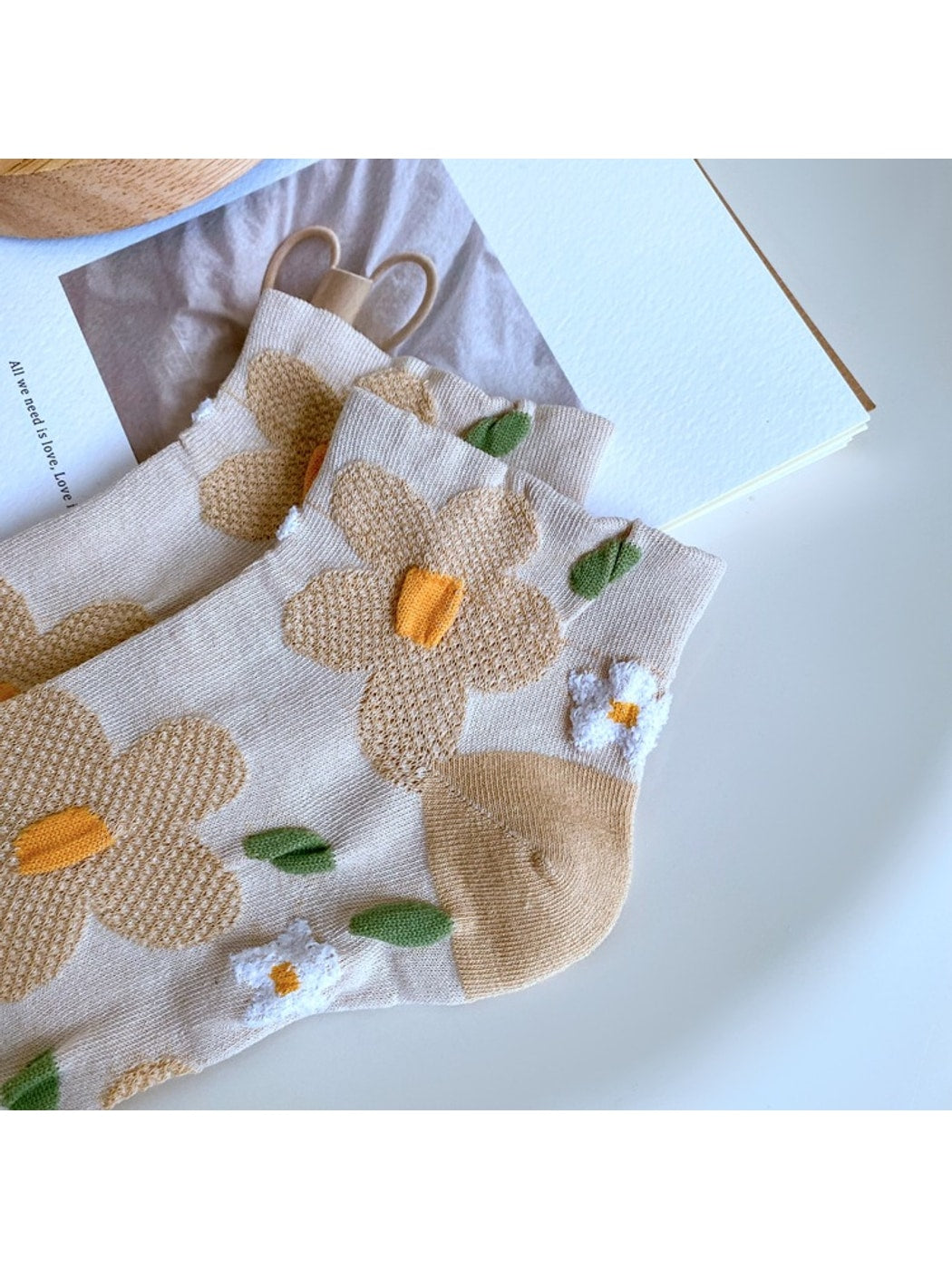 Rufia - Playful Flower Motif Casual Ankle Socks