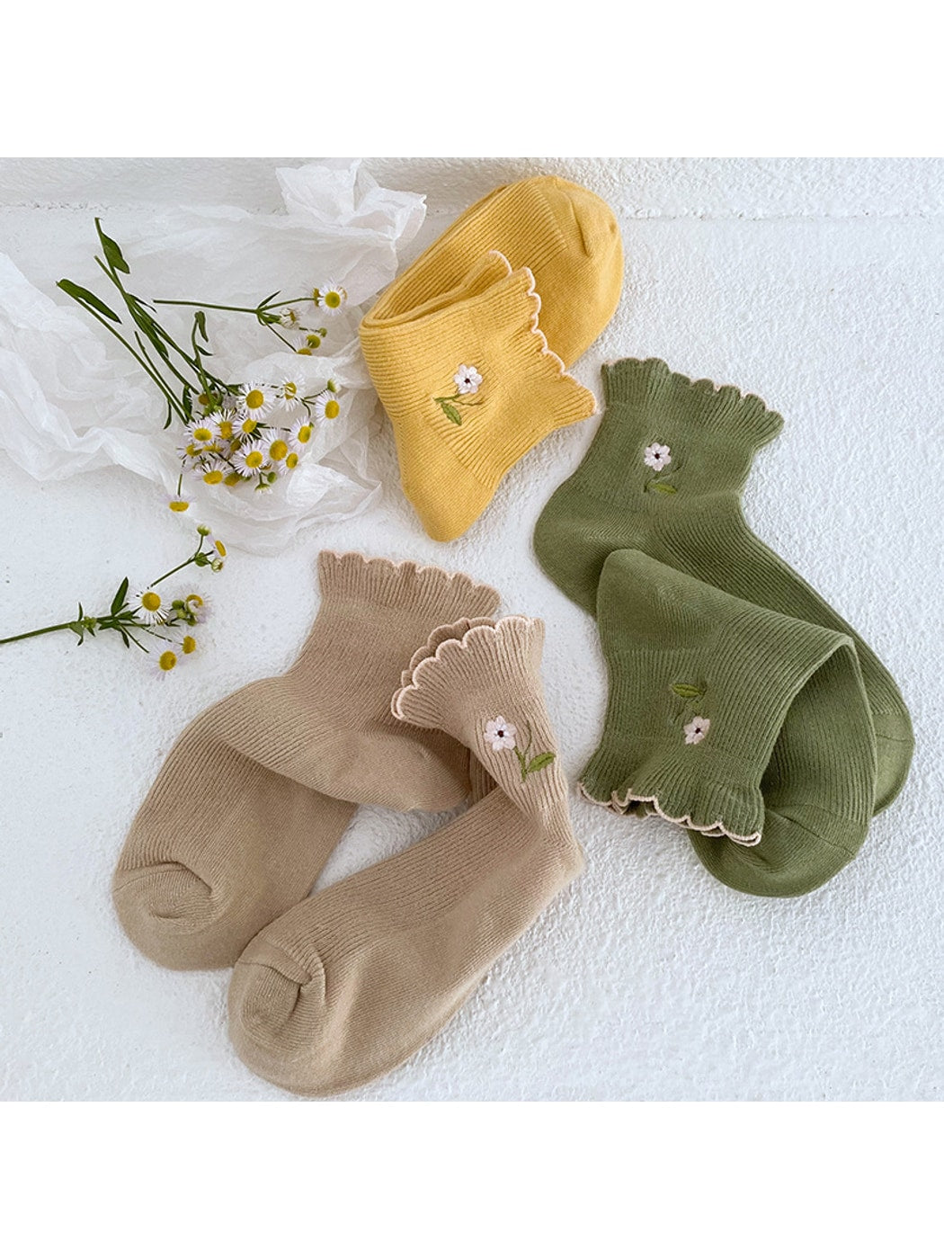 Rufia - Scalloped Floral Embroidered Ankle Socks