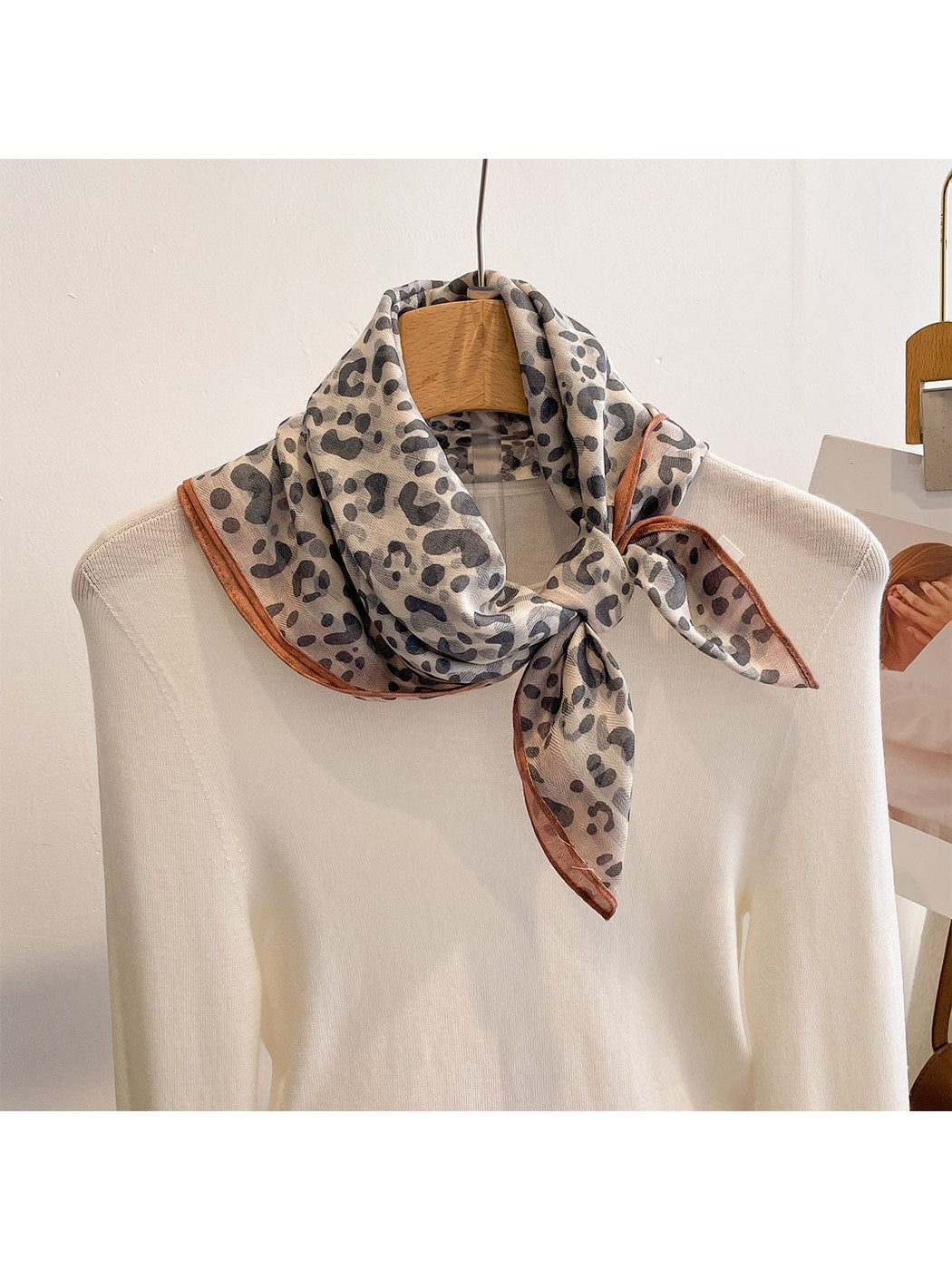 Scarvii - Retro Leopard Print Colorblock Border Square Scarf