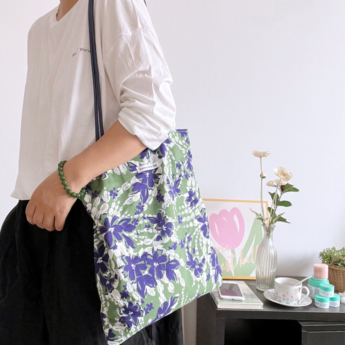 Side view of Cosbai Soft Bloom shoulder tote bag highlighting its slim profile