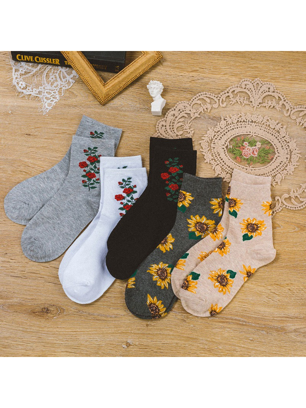 Rufia - Vintage Floral Embroidery Crew Socks
