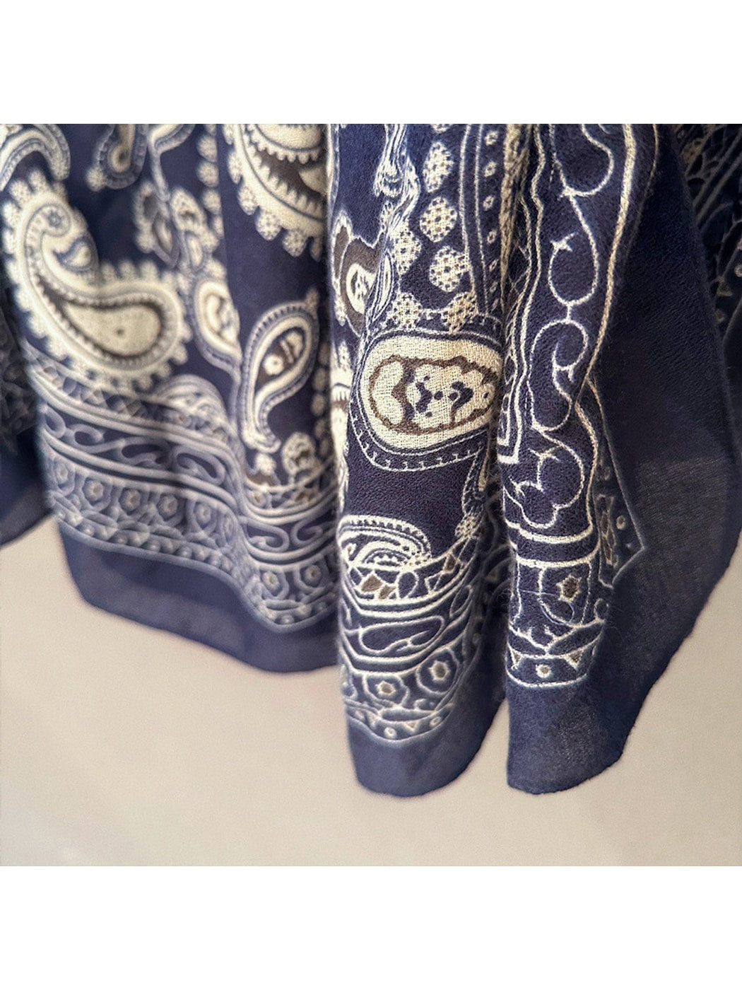 Scarvii - Classic Paisley Print Lightweight Wrap Scarf