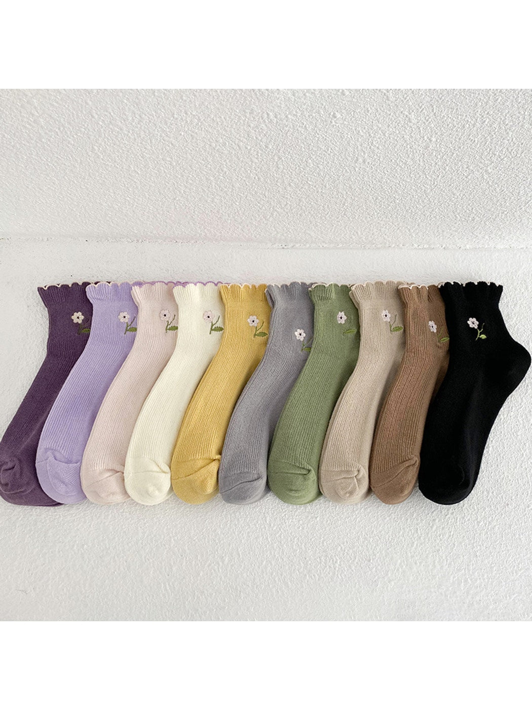 Rufia - Scalloped Floral Embroidered Ankle Socks