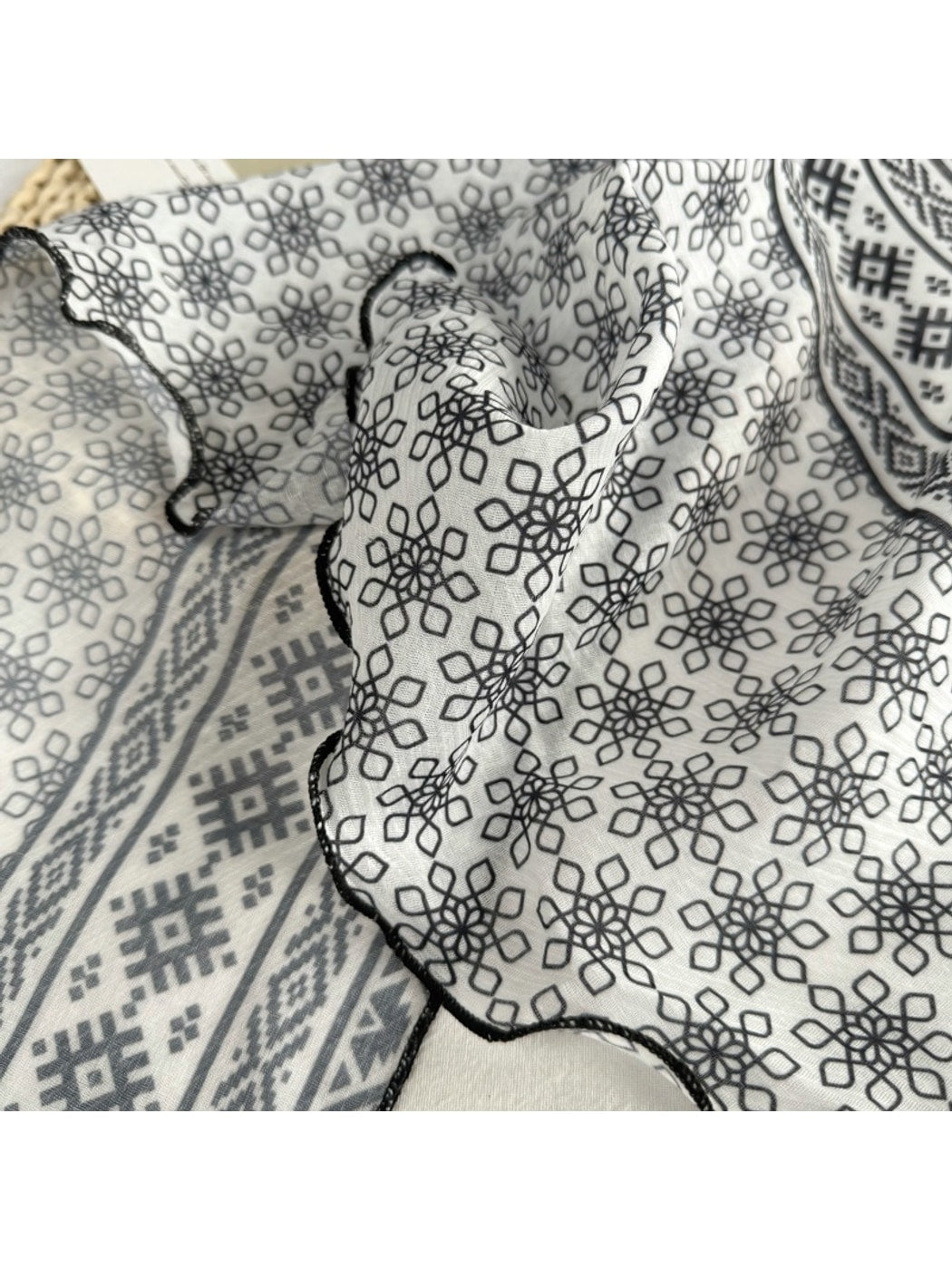 Scarvii - Vintage Print Detail Triangle Bandana