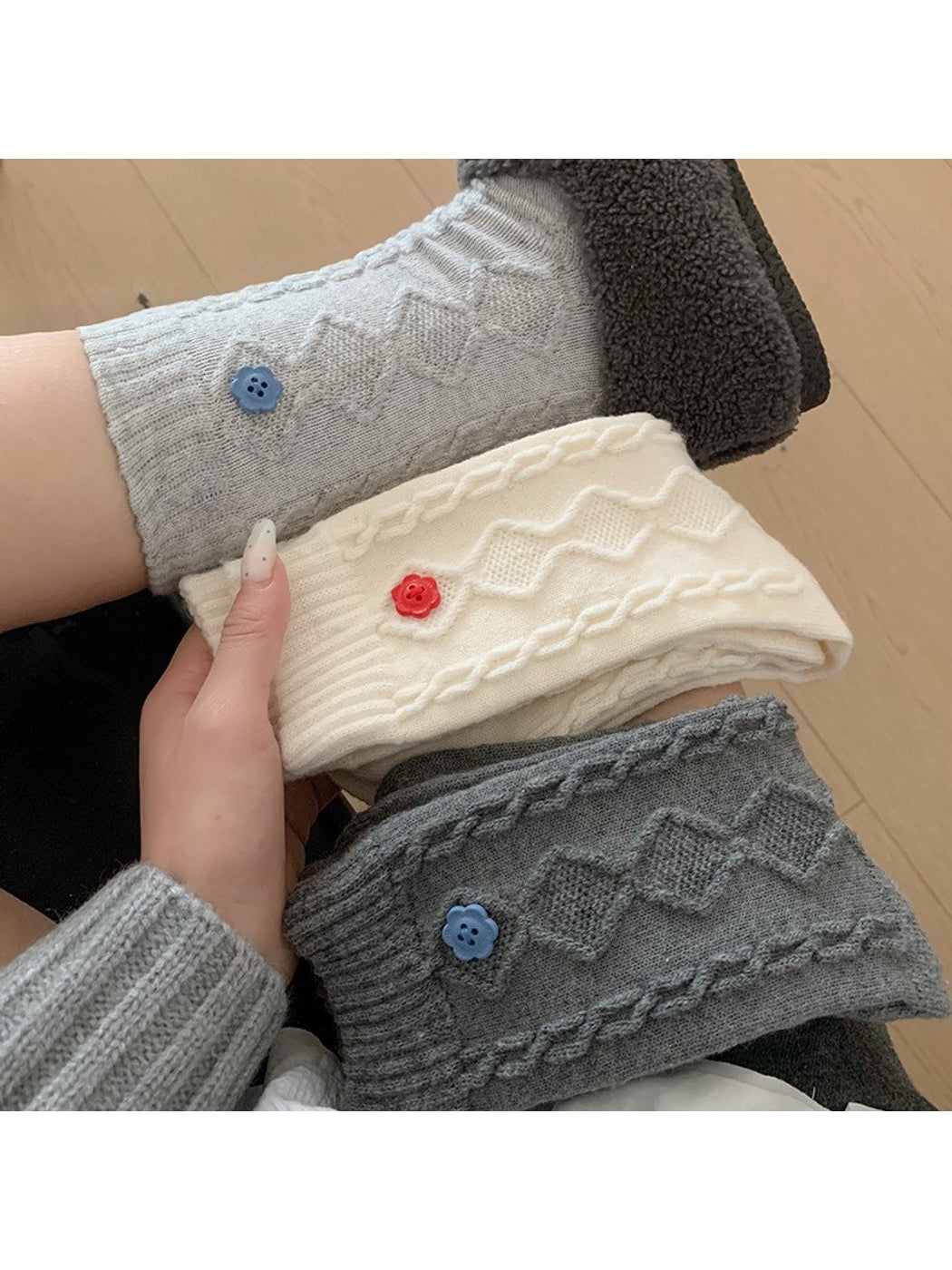 Rufia - Flower Shaped Button Detail Cable-knit Crew Socks
