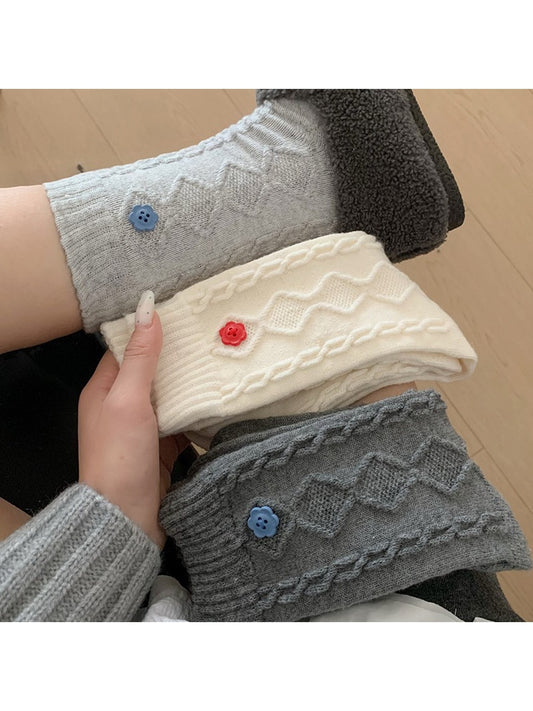 Rufia - Flower Shaped Button Detail Cable-knit Crew Socks
