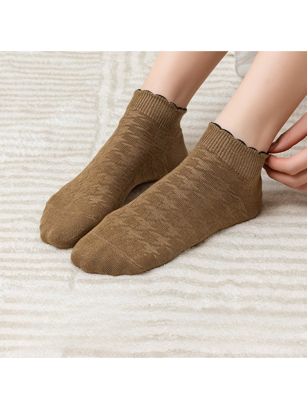 Rufia - Scalloped Cuff Solid Color Low Ankle Socks
