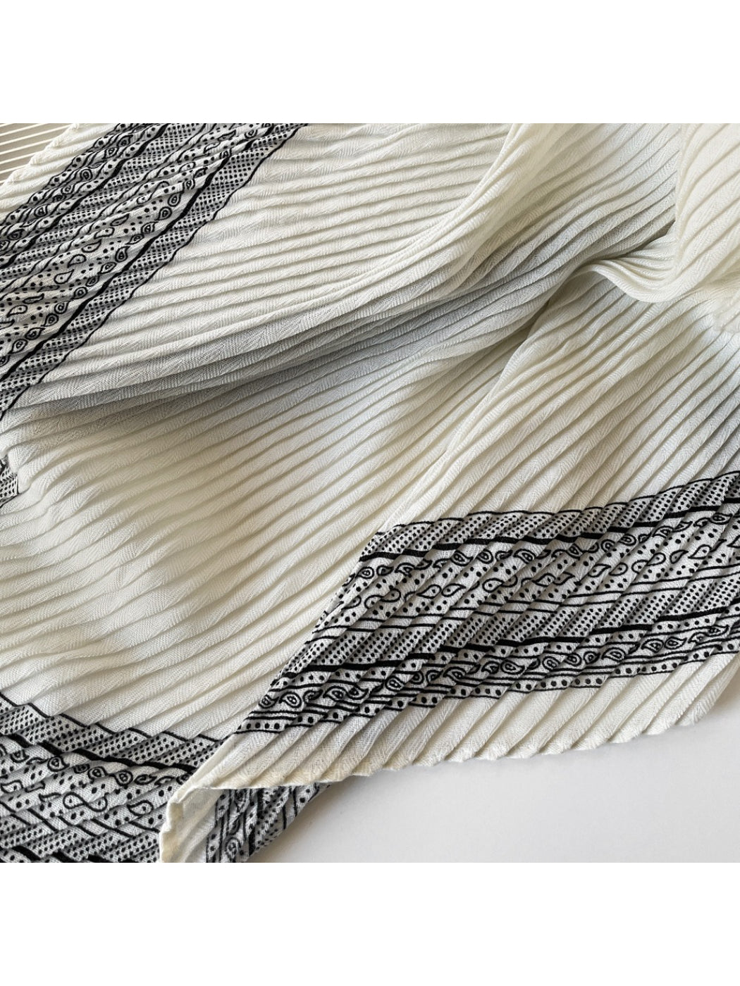 Scarvii - Pleated Paisley Print Scarf