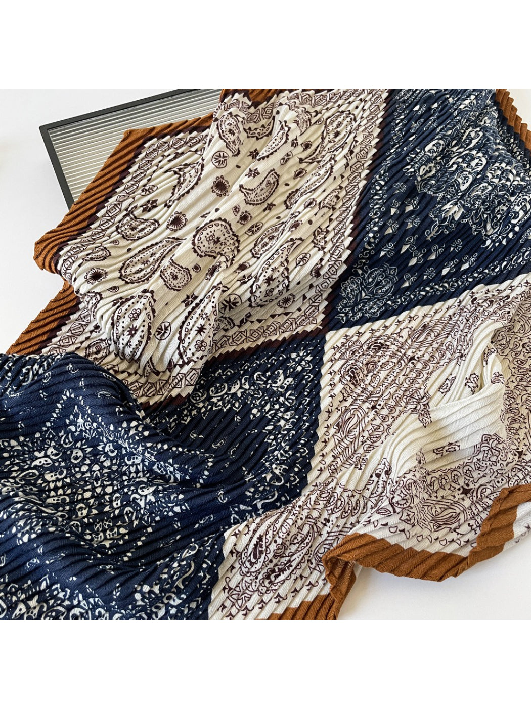 Scarvii - Graphic Paisley Pleated Scarf