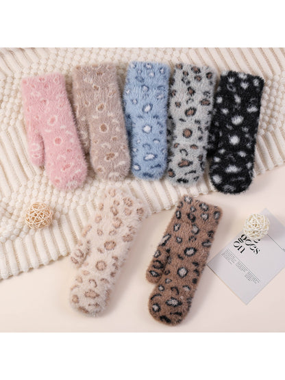 Gloving - Plush Leopard Print Mittens