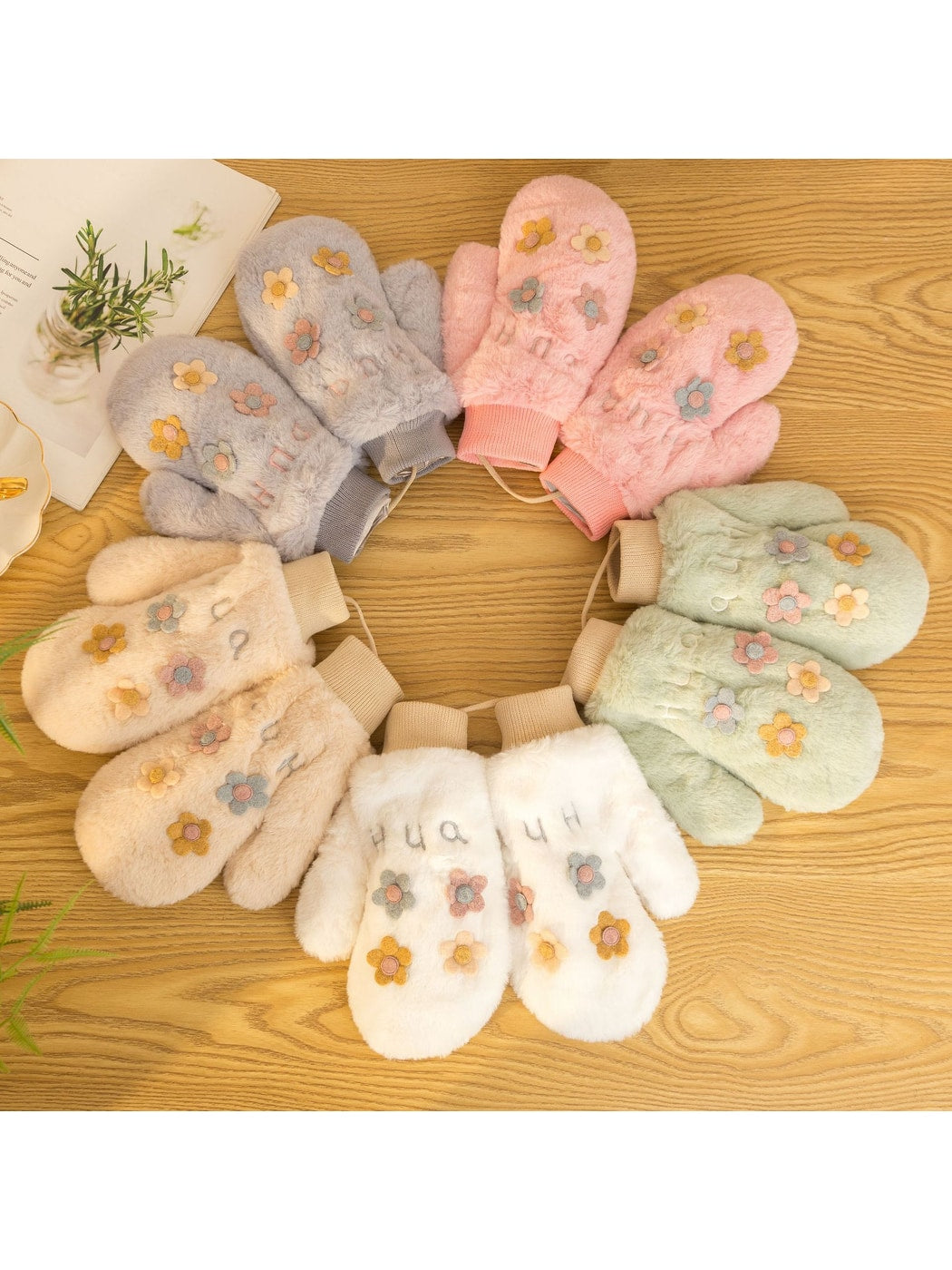Gloving - Floral Accent Plush Winter Mittens