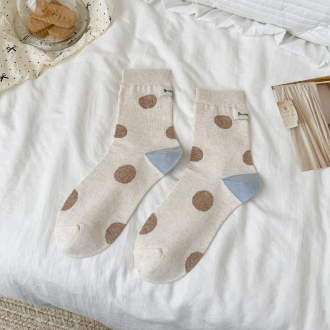Top view of Rufia contrast heel socks displaying black dots and solid black heel