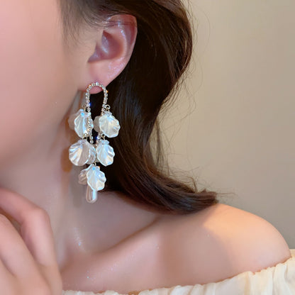 White Floral Tassel Earrings – Elegant Shell-Inspired Drops