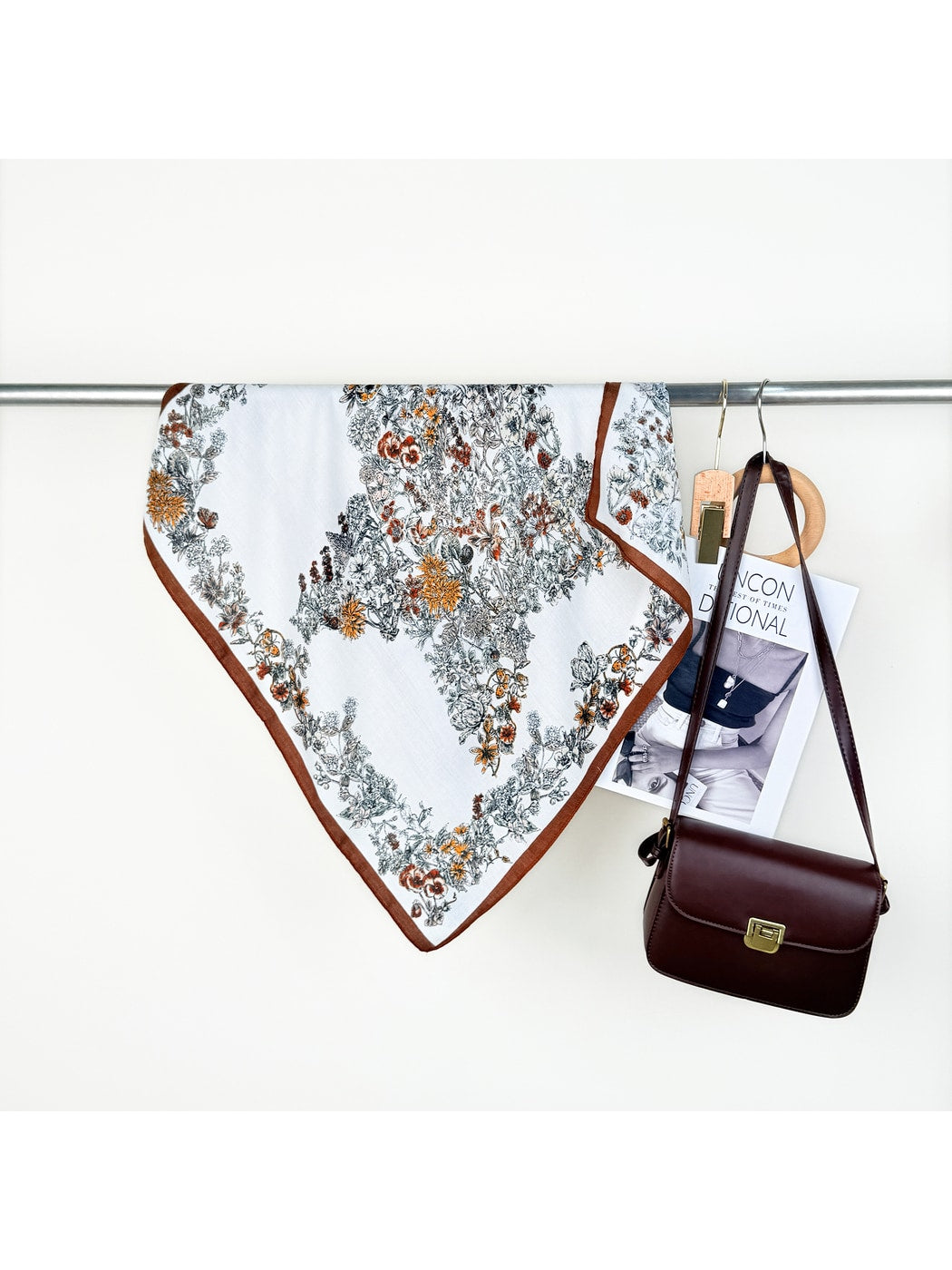 Scarvii - Retro Floral Star Print Square Scarf