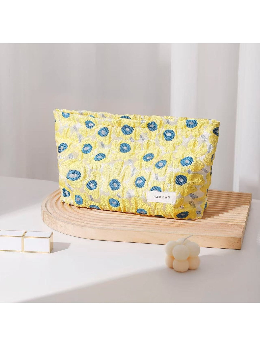 Cosbai - Sweet Floral Handheld Makeup Storage Bag