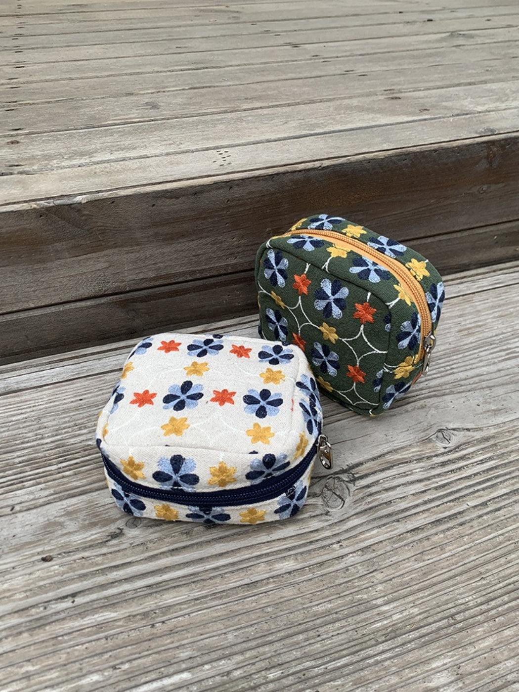 Cosbai - Retro Floral Square Pouch