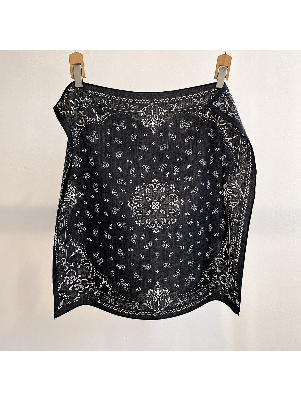 Scarvii - Paisley Print Retro Style Square Scarf