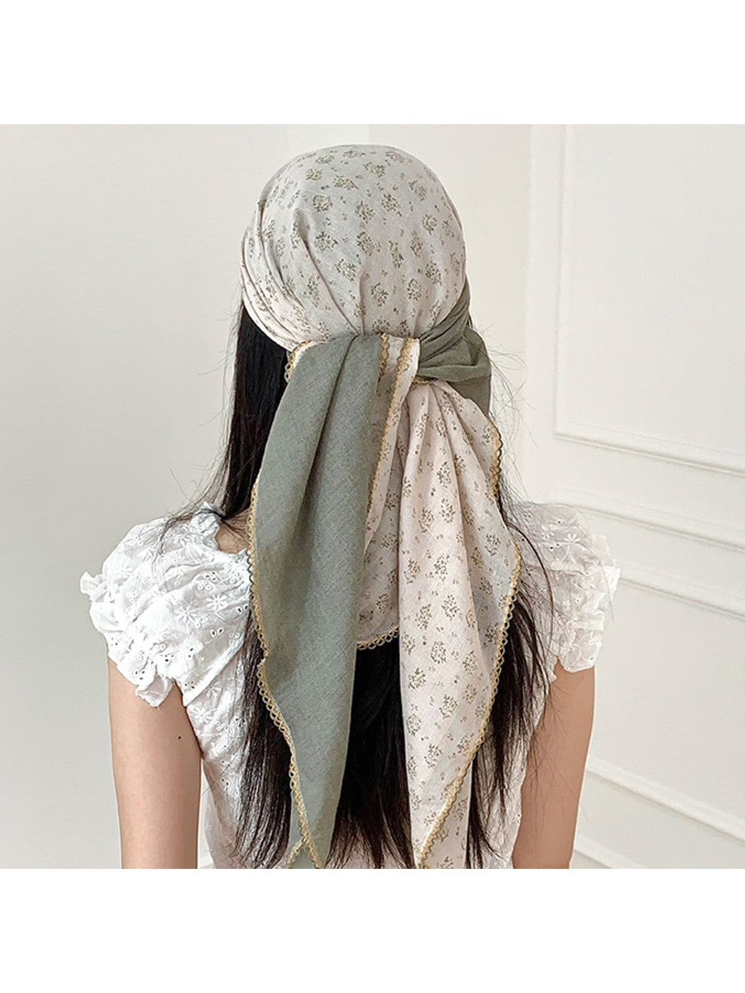 Scarvii - Floral Print Contrast Trim Diamond-shaped Scarf