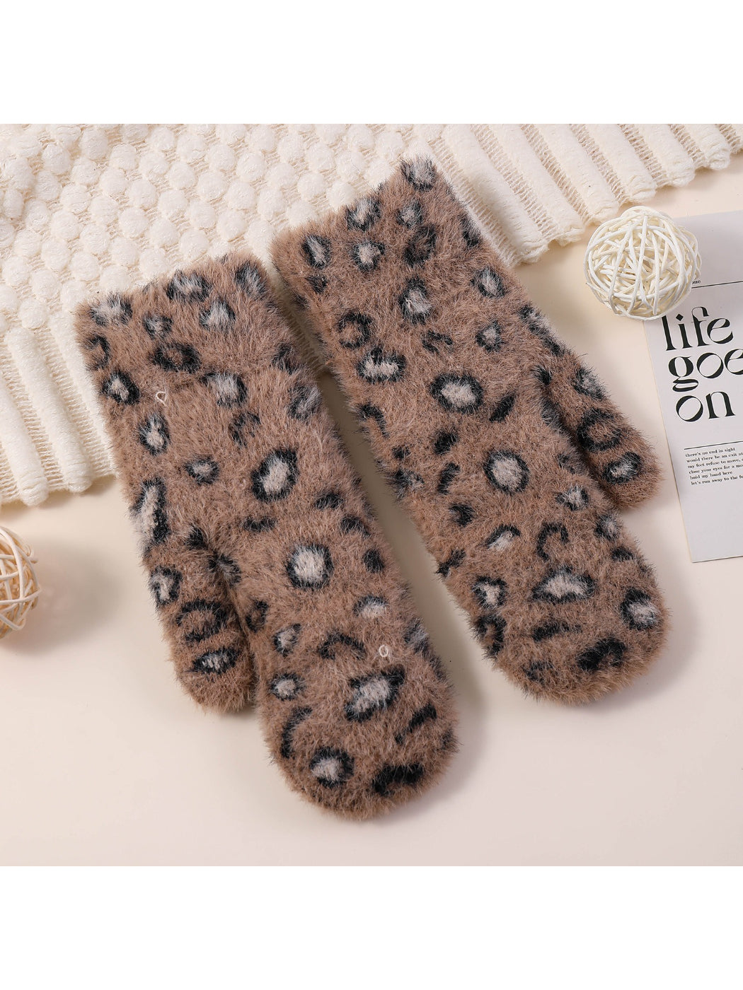 Gloving - Plush Leopard Print Mittens