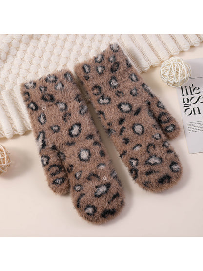 Gloving - Plush Leopard Print Mittens