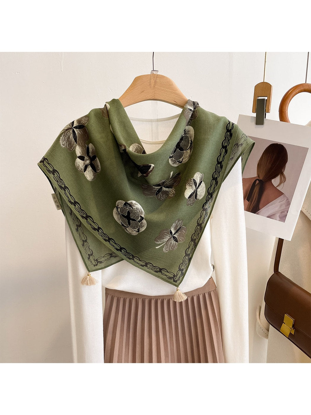 Scarvii - Retro Floral Print Chain Border Square Scarf