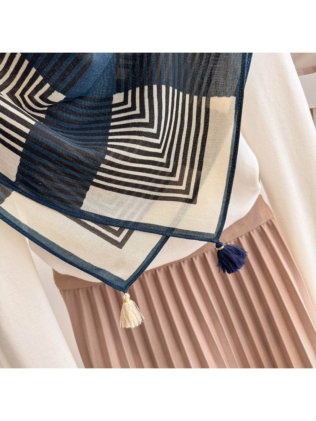 Scarvii - Retro Line Pattern Fashion Square Scarf